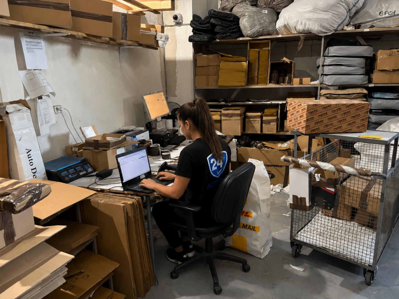 Packing workstation in the warehouse